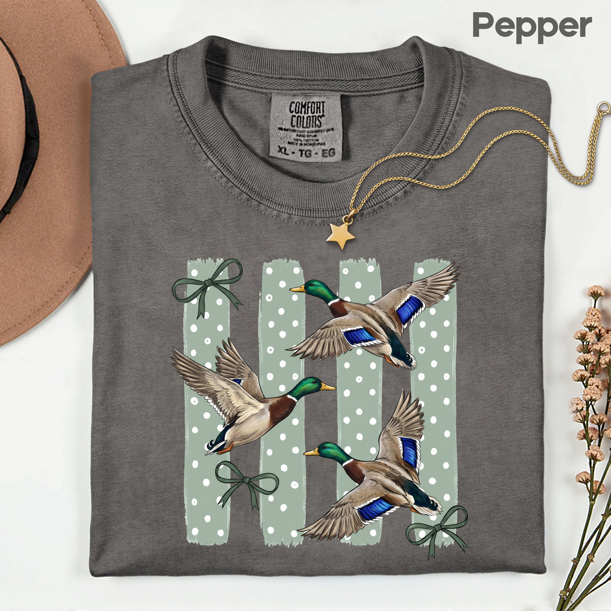 Flying Mallard Ducks Vintage T-Shirt, Green Bows Polka Dot Coquette Hunting Tee